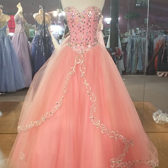 Prom dress - Picture 1 of 9